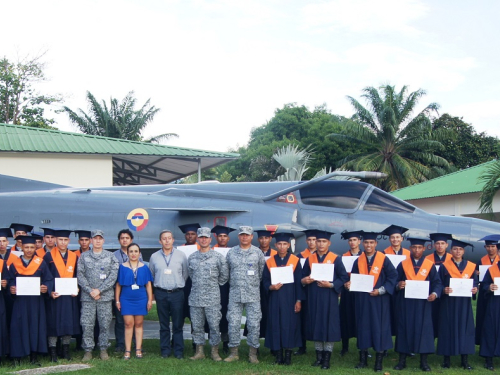 Soldados de aviación se capacitan en el Comando Aéreo de Combate No.1 