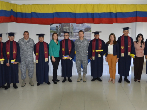 Soldados de aviación se licencian como auxiliares en Veterinaria  