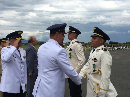 Comandante de la Fuerza Aérea acompaña significativa ceremonia de ascenso a Subtenientes 