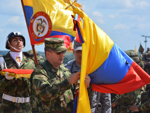 Bandera de Guerra del Componente Aéreo de la Fuerza de Tarea Conjunta OMEGA recibió condecoración militar 