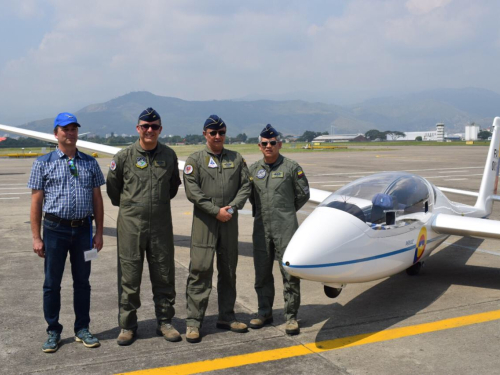 Alma Máter de la oficialidad aérea recibe planeadores 