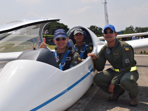 Fuerza Aérea Colombiana adquiere nuevos planeadores acrobáticos y simulador de vuelo