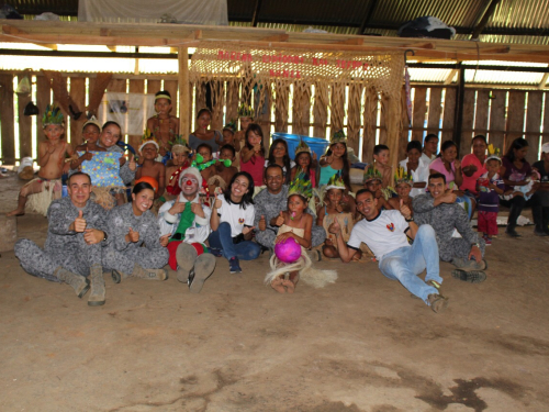 Fuerza Aérea Colombiana apoya a niños de resguardos indígenas en Solano Caquetá