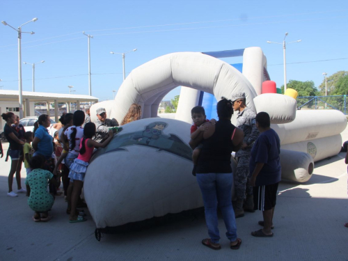 Comando Aéreo de Combate No.3 alegra la navidad de los niños de Malambo