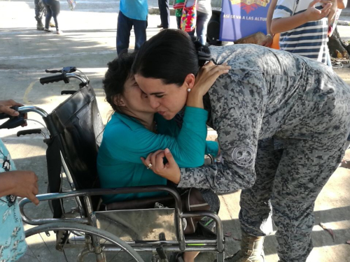 Niños y jóvenes con discapacidad reciben regalos de la Fuerza Aérea Colombiana