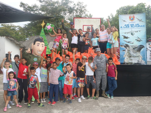 Fuerza Aérea adelantó la Navidad a niños de Villavicencio
