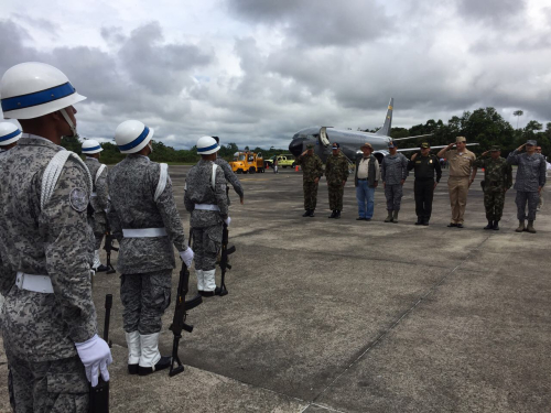 Emotivo saludo navideño del Ministro de Defensa a Héroes de la Patria en el Amazonas 