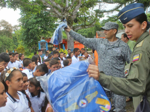 Fuerza Aérea Colombiana beneficia a 100 niños de Villarrica con kits escolares