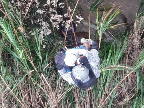 Arriesgada misión de búsqueda y rescate salva la vida de dos personas en Barbosa, Antioquia