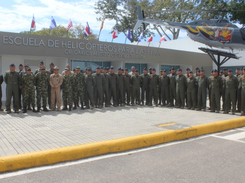 Comando Aéreo de Combate N°4 realizó seminario de estandarización de instructores para los futuros pilotos de ala rotatoria.