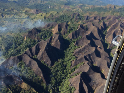 Fuerza Aérea hace reconocimiento  de incendio en el cerro Zamaricote