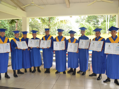 Soldados del Grupo Aéreo del Amazonas reciben con orgullo diploma de Bachiller Académico 