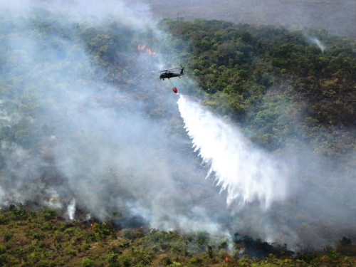 Tripulaciones de la Fuerza Aérea Colombiana apoyan en extinción de incendio en el Meta.