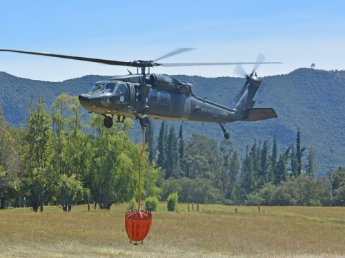 El Bambi Bucket el aliado de la Fuerza Aérea Colombiana