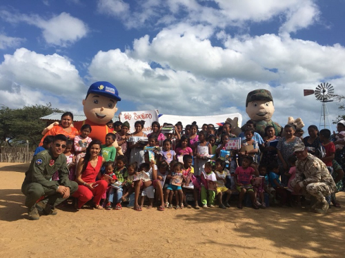 Fuerza Aérea Colombiana y La Fundación Hilo Sagrado entregaron más de 500 kits escolares a comunidades Wayuu