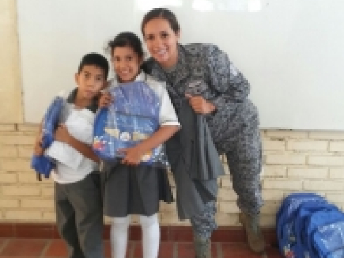 Estudiantes de la comuna 7 de Cali recibieron donación estudiantil por parte de la Fuerza Aérea Colombiana