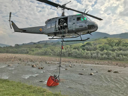 Fuerza Aérea apoyó extinción de incendio en el municipio de Íquira, Huila