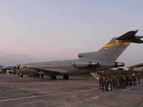 Fuerza Aérea Colombiana transporta personal para extinción de incendio en Vichada