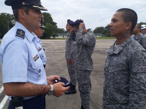 Comandante del GAAMA impone boinas a Dragoneantes del Escuadrón de Seguridad y Defensa No. 405