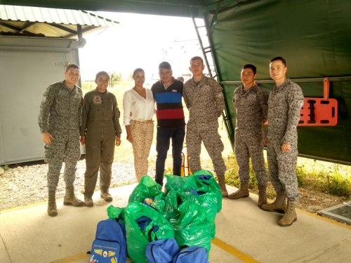 Fuerza Aérea dona kits escolares a niños de Fortul, Casanare