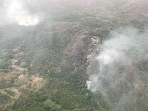 La Fuerza Aérea Colombiana apoya extinción de incendios en la Guajira