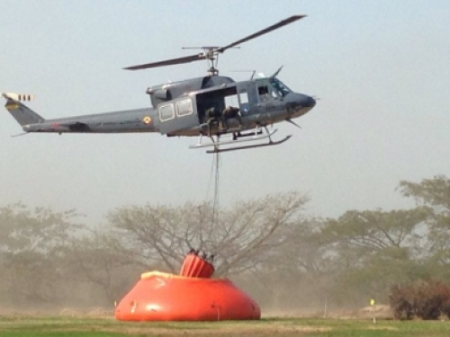 La Fuerza Aérea Colombiana apoya extinción de incendios en la Guajira