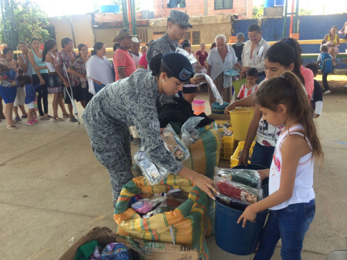 Fuerza Aérea lleva donaciones al barrio El Raudal en Yopal