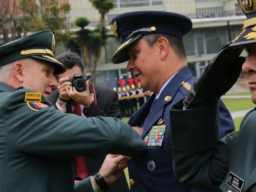 Comandante de la Fuerza Aérea Colombiana recibe distintivo del Comando General de las Fuerzas Militares