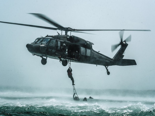 Comando Aéreo de Combate No.5 participa en entrenamiento de rescate en aguas abiertas