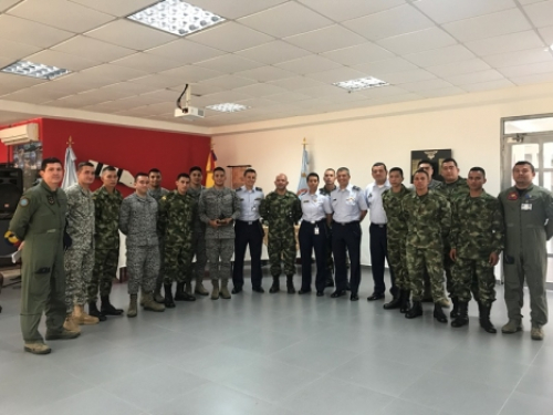 Fuerzas Militares preparan a sus hombres en mantenimiento básico de lentes de visores nocturnos