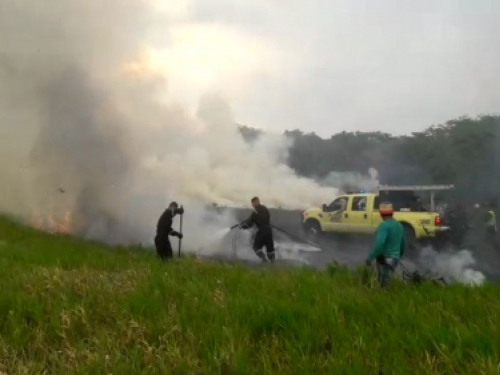 Bomberos aeronáuticos de la Fuerza Aérea Colombiana, apoyaron extinción de incendios en Villavicencio