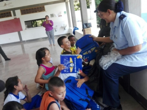 Niños de la vereda Horizonte reciben kits escolares por parte del Comando Aéreo de Combate No. 1