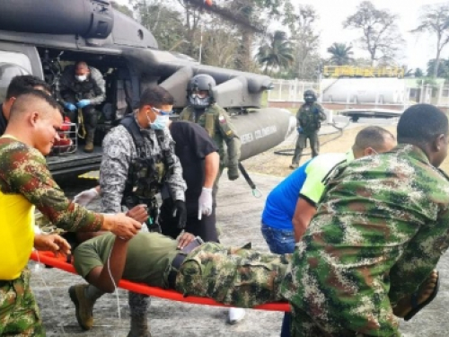 Un helicóptero UH-60 en configuración Ángel del Comando Aéreo de Combate No. 5 se desplazó hasta el área de Riosucio en el departamento de Chocó para salvar la vida de cuatro Soldados del Ejército Nacional, quienes se encontraban en peligro por complicaciones médicas.