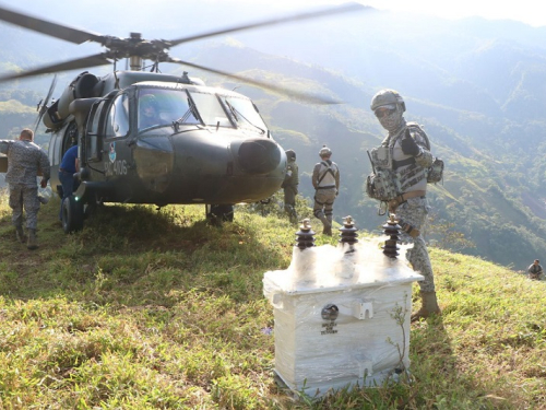 Black Hawk de la FAC transportó transformador de energía en Villavicencio