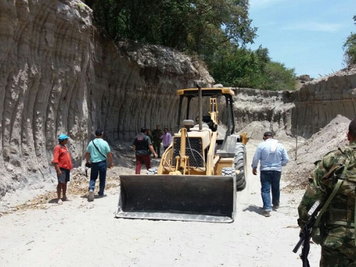 Fuerza Aérea Colombiana participa en operación contra minería ilegal en el Tolima