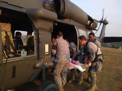 Fuerza Aérea Colombiana traslada a dos mujeres heridas en Segovia, Antioquia 