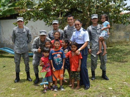 Fuerza Aérea Colombiana extiende sus alas a población víctima de incendio en la ciudad de Leticia