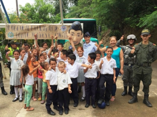 Fuerza Aérea Colombiana entrega kits escolares a niños de la vereda Tres y Medio de Puerto Salgar