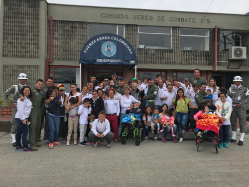 Con un UH-60 Black Hawk se efectúa terapia para niños y jóvenes del Oriente antioqueño