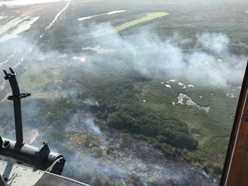 La Fuerza Aérea Colombiana apoya la extinción del incendio en el Parque Isla Salamanca