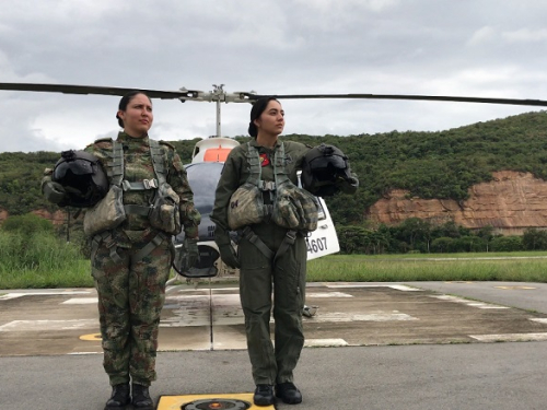 Mujeres Pilotos Militares, culminan curso de en la Escuela de Helicópteros para las Fuerzas Armadas de la Fuerza Aérea Colombiana