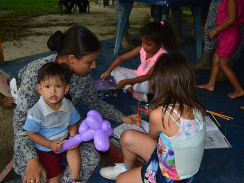 Los niños y niñas del Amazonas muestran su mejor sonrisa en la celebración del día del niño junto a la Fuerza Aérea Colombiana