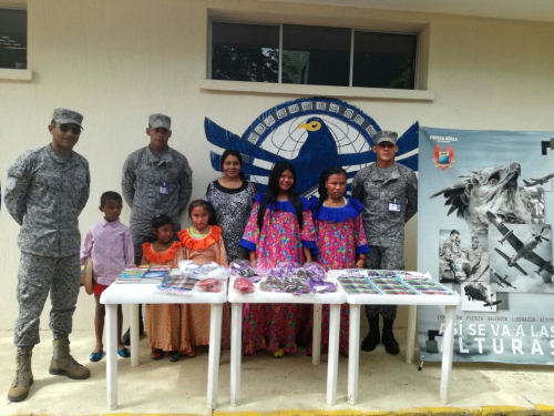 Fuerza Aérea entrega ayudas a indígenas Wayúu en Riohacha