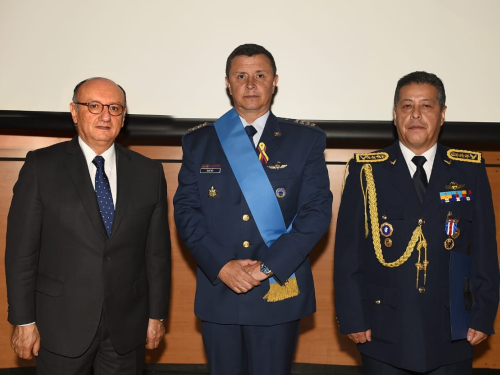 En celebración del Día de las Fuerzas Armadas de Ecuador es condecorado Comandante de la Fuerza Aérea Colombiana    