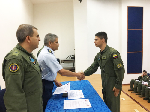 EMAVI entrega nuevos Instructores Académicos y de Vuelo. Fecha de Creación:  28 de Mayo de 2018 EMAVI entrega nuevos Instructores Académicos y de Vuelo. Durante 98 horas se capacitaron 31 oficiales de la Fuerza Aérea Colombiana, dos del Ejército Nacional y la Policía Nacional; en el Curso de Instructor Académico y de Vuelo, el cual hace parte de la oferta académica del Grupo de Educación Aeronáutica de la Escuela Militar de Aviación; diseñado para personal seleccionado de la especialidad de vuelo 