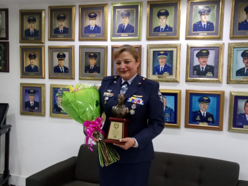 Se despide suboficial del primer curso de mujeres en la Fuerza Aérea, 27 años de compromiso.