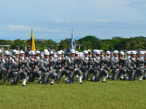 Soldados del programa de Instrucción Básica Militar realizan su Juramento de Bandera en el Comando Aéreo de Combate No. 1