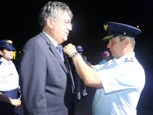 Comandante de Fuerza Aérea condecora al Ministro de Hacienda en Aniversario CACOM 2