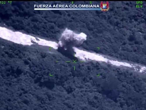 Fuerza Aérea Colombiana destruye pista ilegal al servicio del narcotráfico