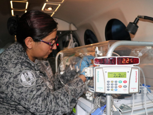 Fuerza Aérea Colombiana transporta a bebé de un día de nacido, su paciente más joven,  desde Arauca hasta Bogotá